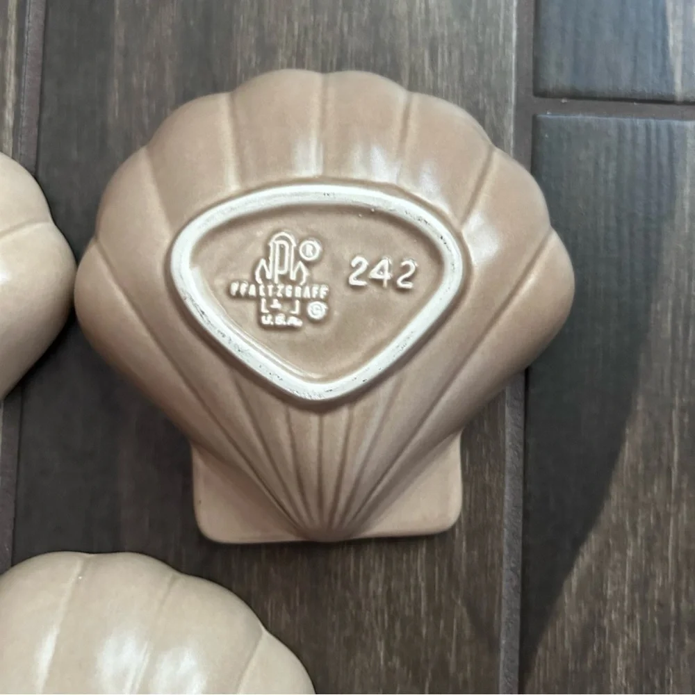VTG Pfaltzgraff Yorktowne 242 USA Shell Bowls in Tan Set of 3